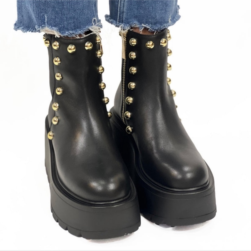 J Slides VICEROY Black Platform Gold Stud Boot. Size 9